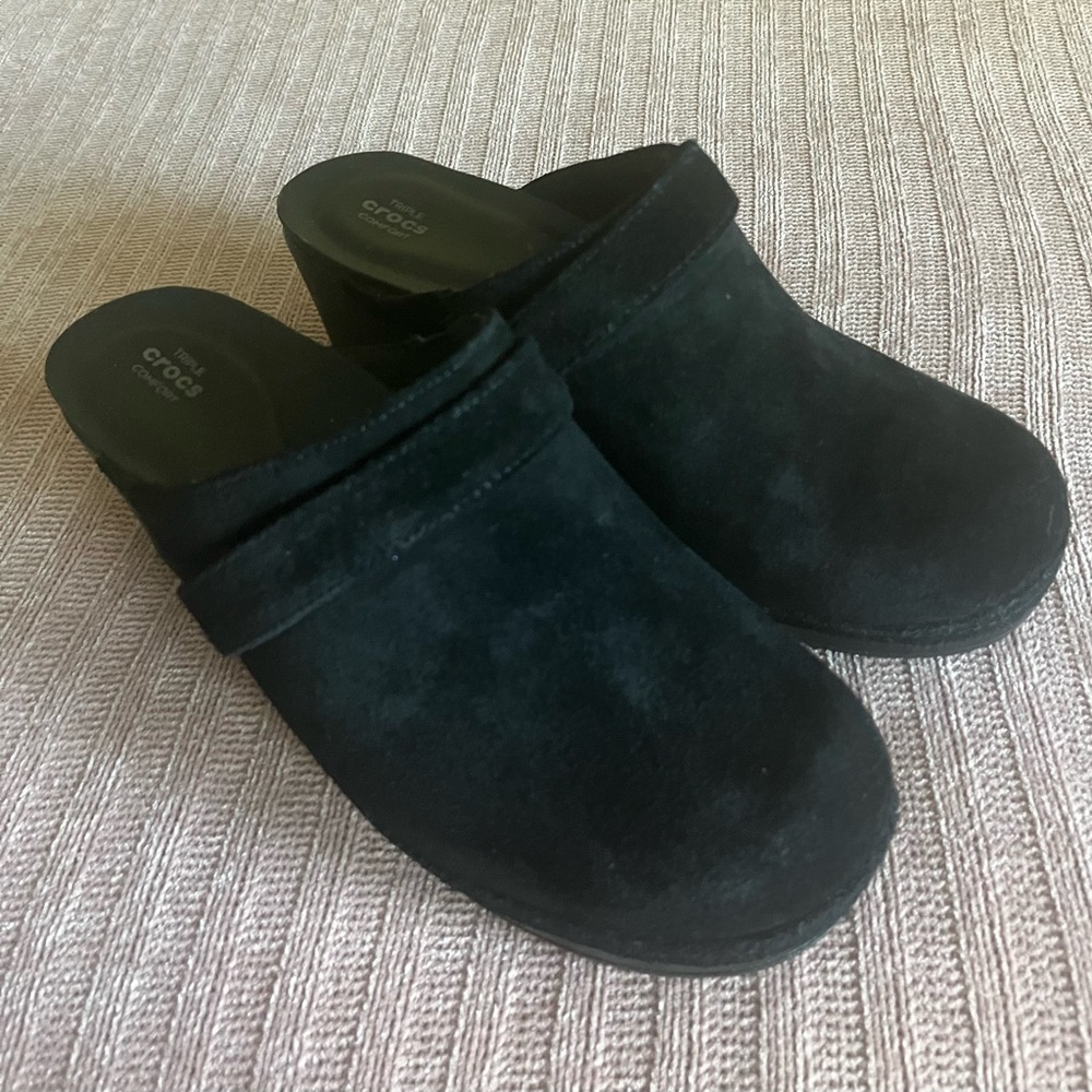 Crocs Sarah Women's Black Suede Clogs Decorative Strap over Wamp Sz 8